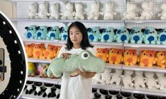 一位女士发出了“啧啧”的惊叹声