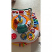 两个宝宝的脚趾紧紧相贴