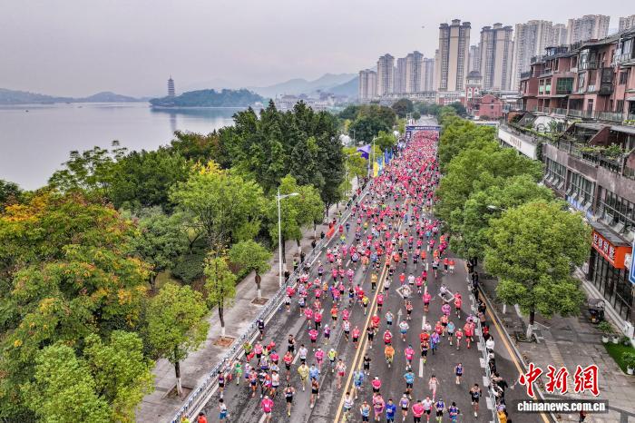 汉丰湖畔4000名选手齐聚，2025重庆开州马拉松开启