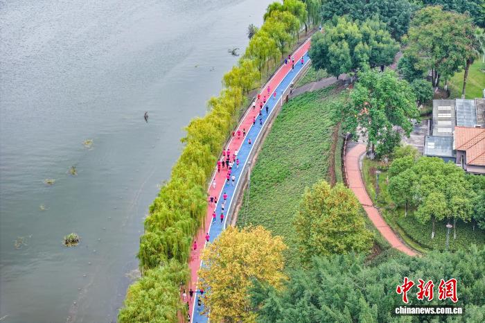 汉丰湖畔4000名选手齐聚，2025重庆开州马拉松开启