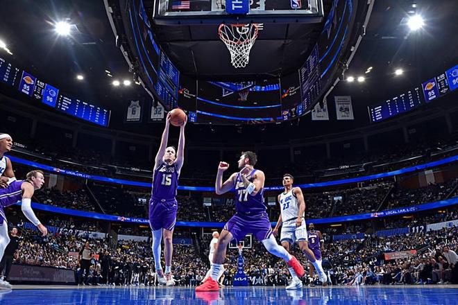 肯纳德绝杀湖人掀翻魔术豪取9连胜 里夫斯攻防全