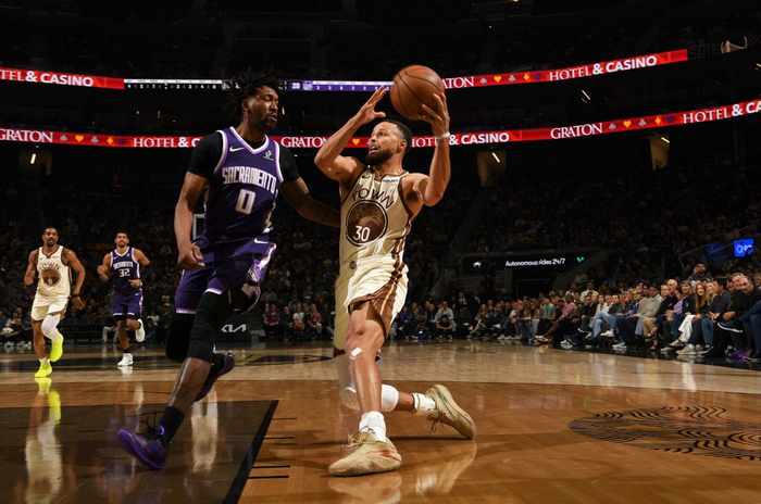 库里关键一攻一传引领勇士逆转终结四连败